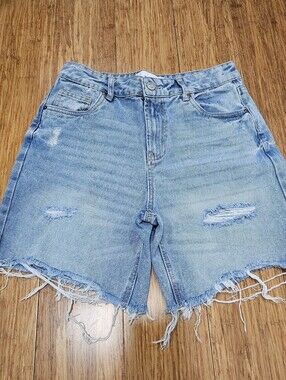 New Refuge Distressed Denim Bermuda Shorts Size 3 Light Wash Raw Hem
